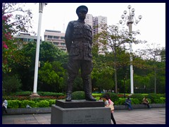 Martyr's Park was built in 1954 to commemorate martyrs who died bravely for the communist party. It has a cemetary and many monuments, like the Uprising Monument. It is nowadays surrounded by Yuexiu's skyscrapers and shopping malls.